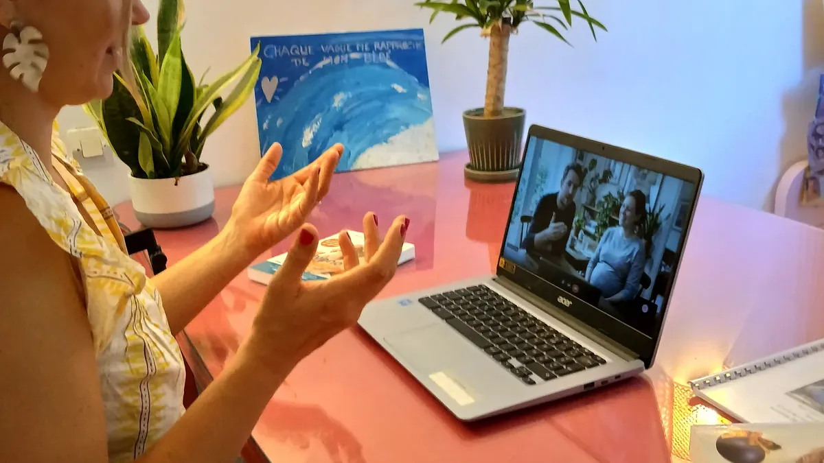 Charlotte Pons explique la méthode HypnoNaissance à un couple en visio, depuis son bureau