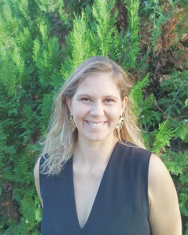 Charlotte Pons, éducatrice HypnoNaissance certifiée, dans son jardin à Prades-le-Lez