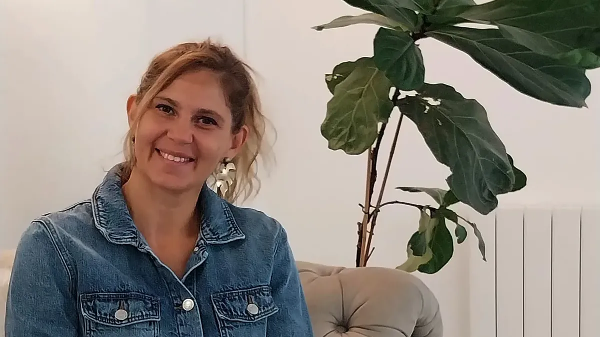 Charlotte Pons, éducatrice HypnoNaissance, dans son cabinet