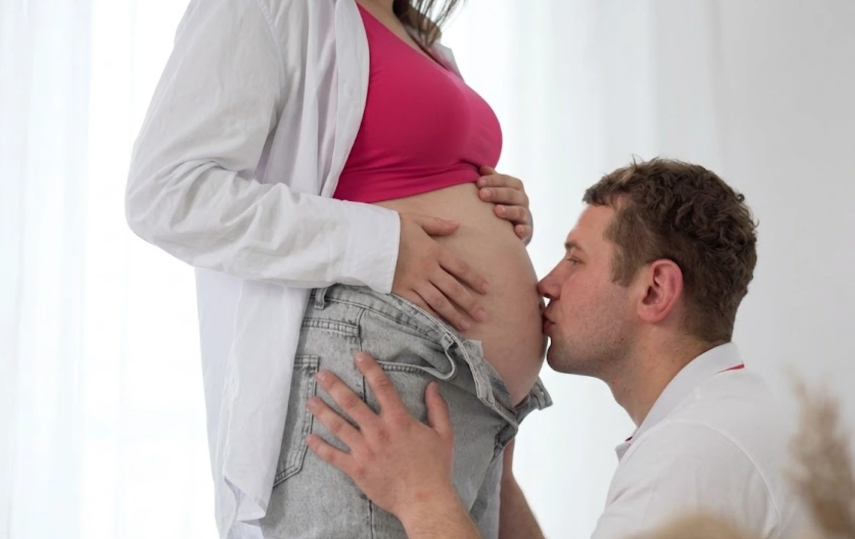 Parent tenant son nouveau-né en peau à peau dans une salle de naissance lumineuse et apaisée après une césarienne